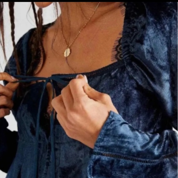 Free People NWOT Bali Heirloom crushed velvet long sleeve crop top - Picture 4 of 14
